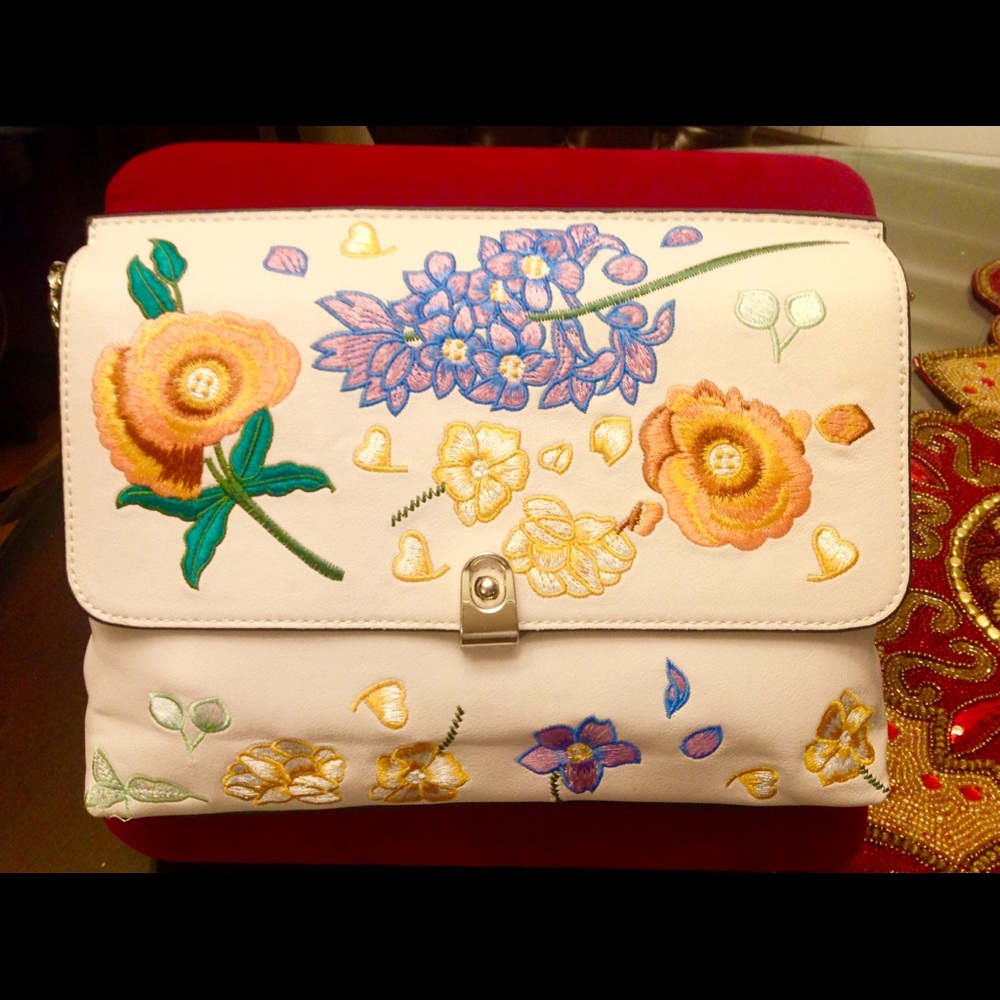 💐 TOPSHOP Floral Embroidered Faux Leather Purse